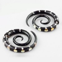 Серьга-обманка из рога с перламутром Серьга-обманка из рога с перламутром