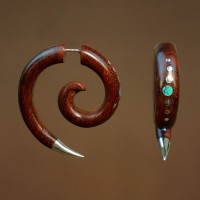 Серьга обманка из палисандра с бирюзой