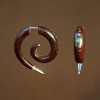Серьга обманка из палисандра с малахитом