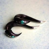 Серьга обманка из чёрного дерева с бирюзой