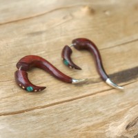 Серьга обманка из палисандра с малахитом