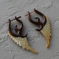 Серьги из перламутра на роговых палочках