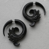 Резная серьга-обманка из рога