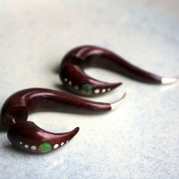 Серьга обманка из палисандра с малахитом