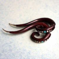 Серьга обманка из палисандра с бирюзой