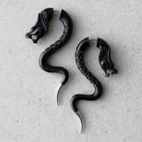 Серьга обманка дракон из рога с наконечником