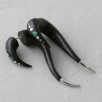 Серьга обманка из чёрного дерева с малахитом