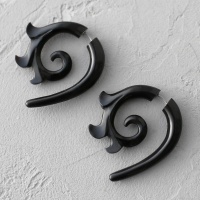 Серьга-обманка Девушка с татуировкой дракона