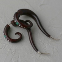 Серьга обманка из палисандра с малахитом