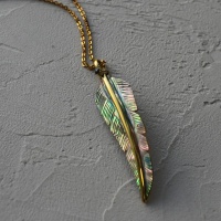 Подвеска из раковины пауа в форме пера