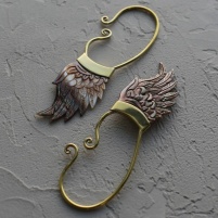 Серьга-Кафф из тёмного перламутра и латуни