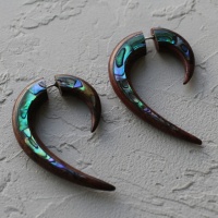 Серьга-обманка из раковины пауа