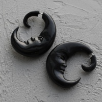 Серьга-обманка из рога в форме полумесяца