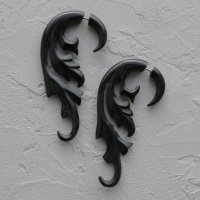 Резная серьга-обманка из рога