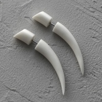 Короткая серьга-обманка в форме клыка