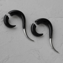 Серьга-обманка из рога с наконечником